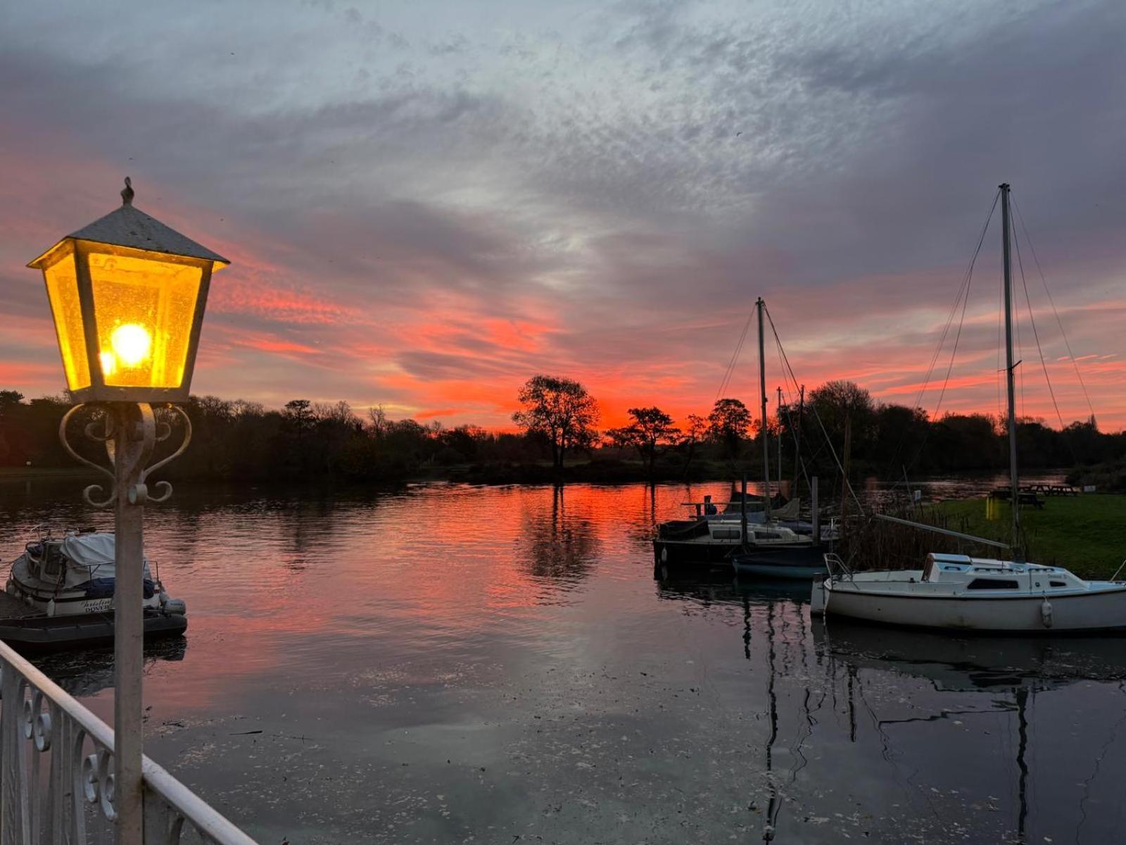Warren Lodge Shepperton Exteriér fotografie